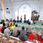 Taraweh Bersama Warga Pepayungen Angkup, Kapolres Aceh Tengah : Pastikan Saat Ke Masjid Kompor Mati Dan Awasi Anak