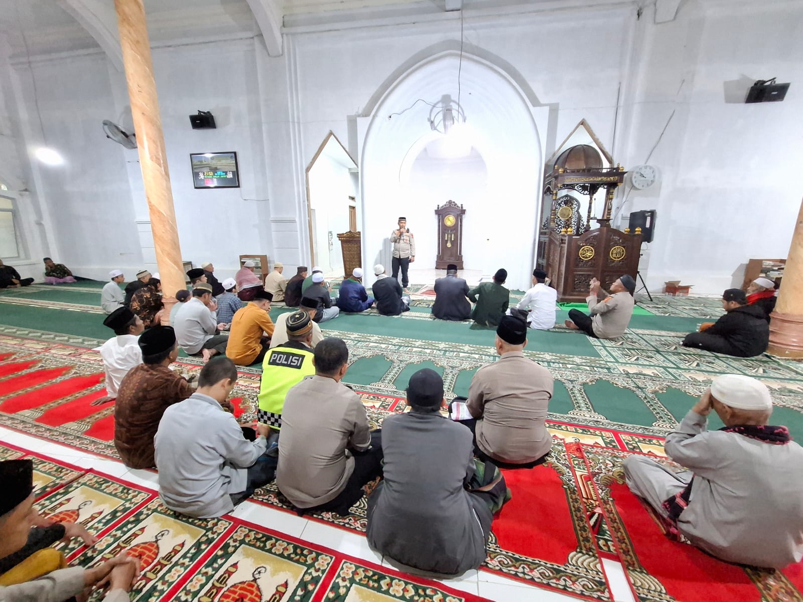 Taraweh Bersama Warga Pepayungen Angkup, Kapolres Aceh Tengah : Pastikan Saat Ke Masjid Kompor Mati Dan Awasi Anak
