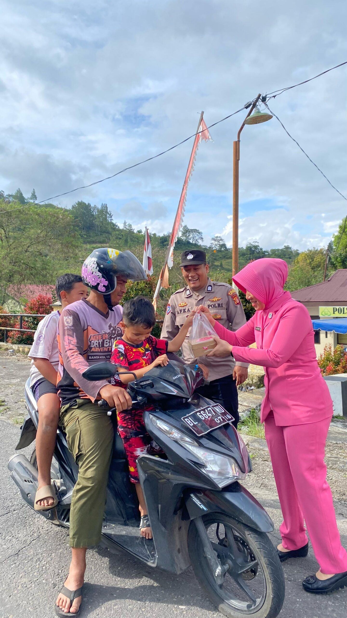 Berbagi Kebahagiaan Di Bulan Ramadhan, Polsek Bebesen Bagikan Takjil Kepada Warga dan Pengguna Jalan