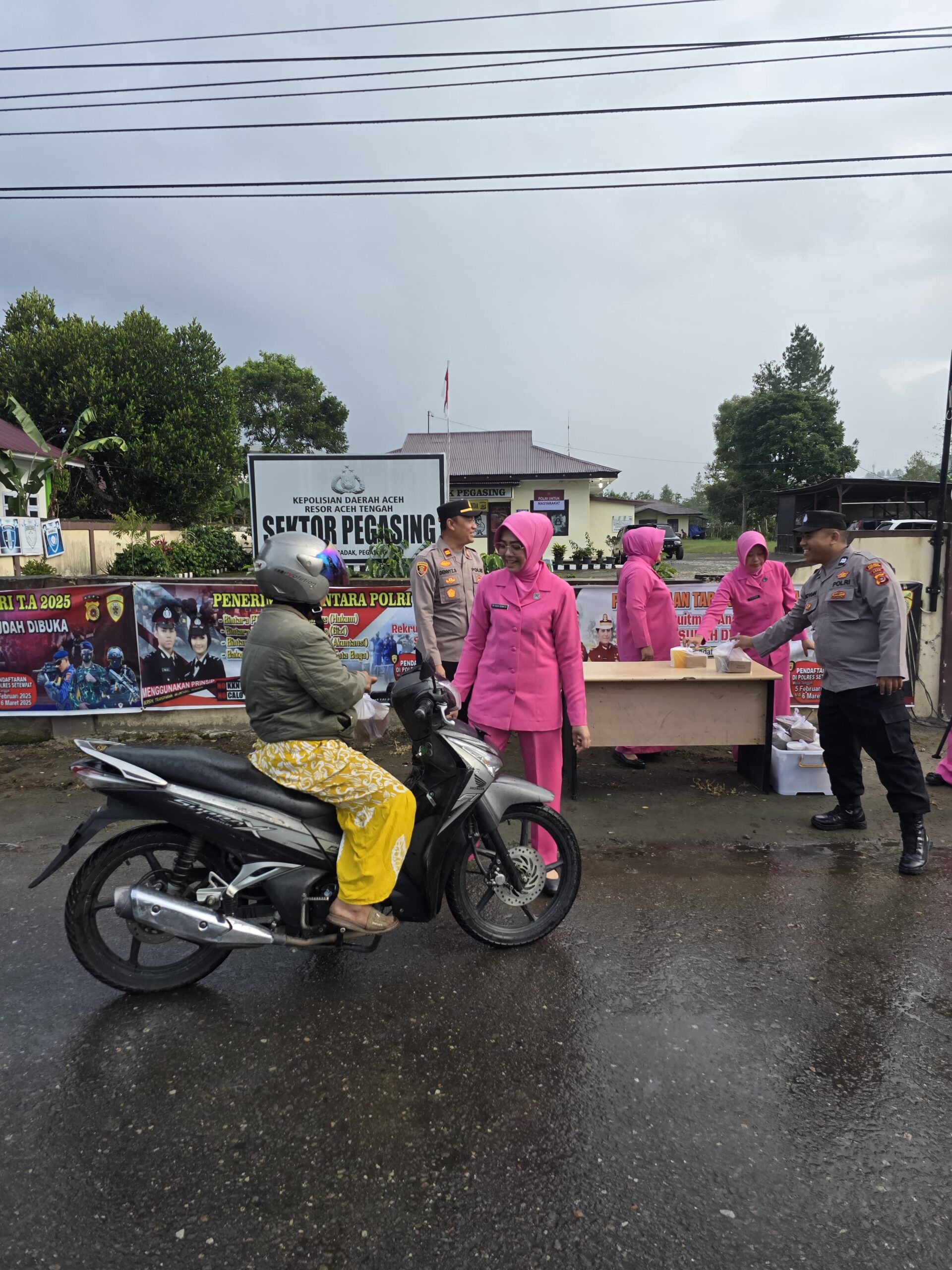 Berkah Ramadhan, Polsek Pegasing Dan Bhayangkari Bagikan Takjil Kepada Warga dan Pengguna Jalan