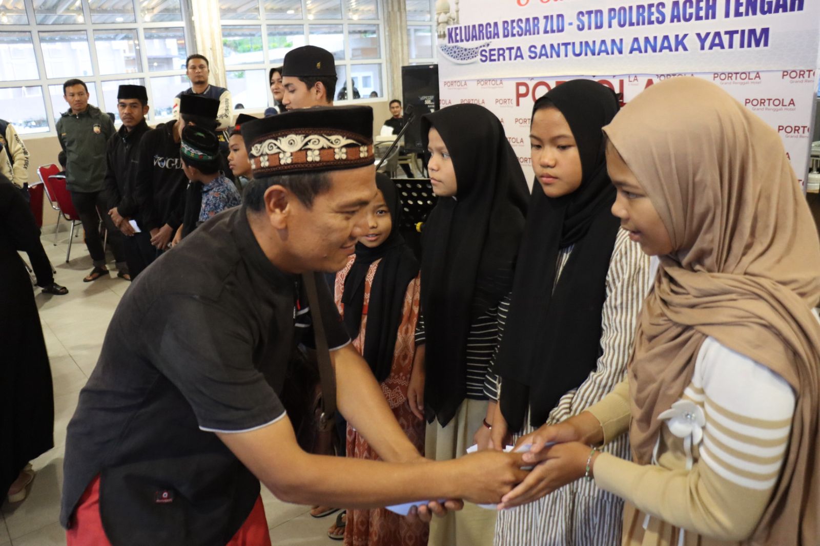 Buka Puasa Bersama Anak Yatim, Kapolres Aceh Tengah Berikan Santunan