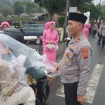 Berkah Ramadhan, Polsek Silih Nara Beserta Bhayangkari Bagikan Ratusan Takjil Kepada Warga