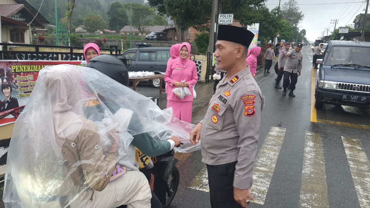 Berkah Ramadhan, Polsek Silih Nara Beserta Bhayangkari Bagikan Ratusan Takjil Kepada Warga