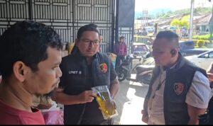 Sat Reskrim Polres Aceh Tengah Cek Takaran Dan Harga Minyak Kita Yang Beredar di Pasar