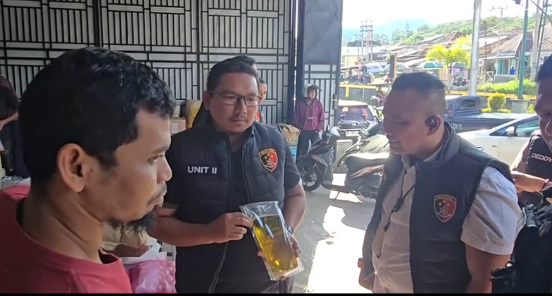 Sat Reskrim Polres Aceh Tengah Cek Takaran Dan Harga Minyak Kita Yang Beredar di Pasar