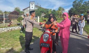 Peduli Sesama Bulan Ramadhan, Polsek Kute Panang Dan Bhayangkari Bagikan Takjil Kepada Warga dan Pengguna Jalan