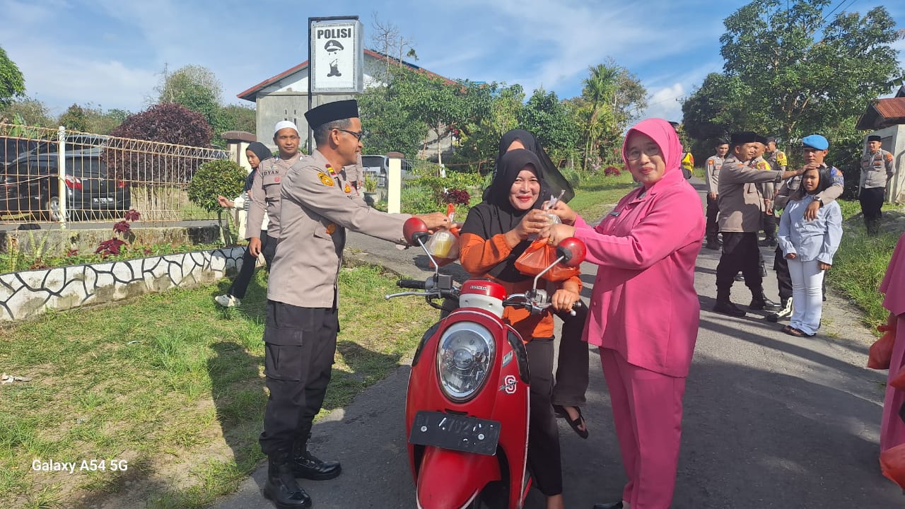 Peduli Sesama Bulan Ramadhan, Polsek Kute Panang Dan Bhayangkari Bagikan Takjil Kepada Warga dan Pengguna Jalan