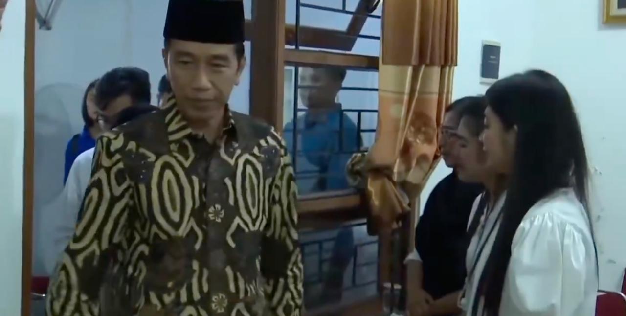 Jokowi dan Gibran Melayat ke Rumah Duka Raja Solo PB XIII
