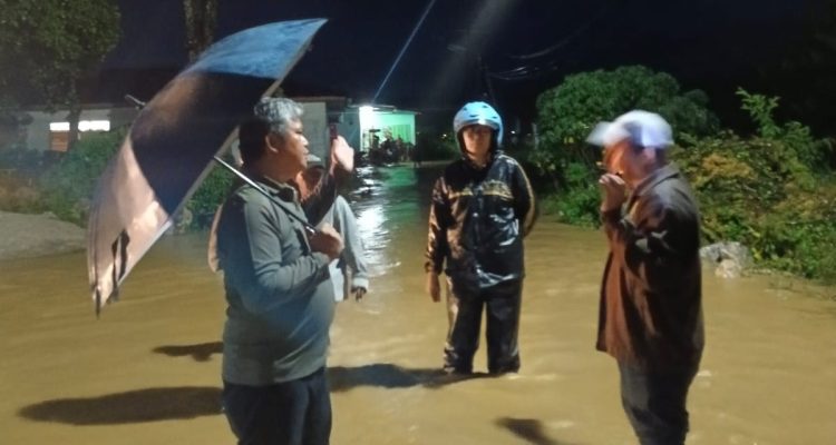 Tinjau Meluapnya Aek Haidupan Siwaluompu, Pemkab Taput Kejar Target Normalisasi Sungai!