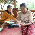 etani perempuan Desa Soso memegang sertipikat tanah program Reforma Agraria