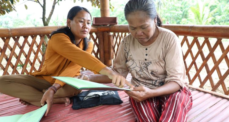 etani perempuan Desa Soso memegang sertipikat tanah program Reforma Agraria