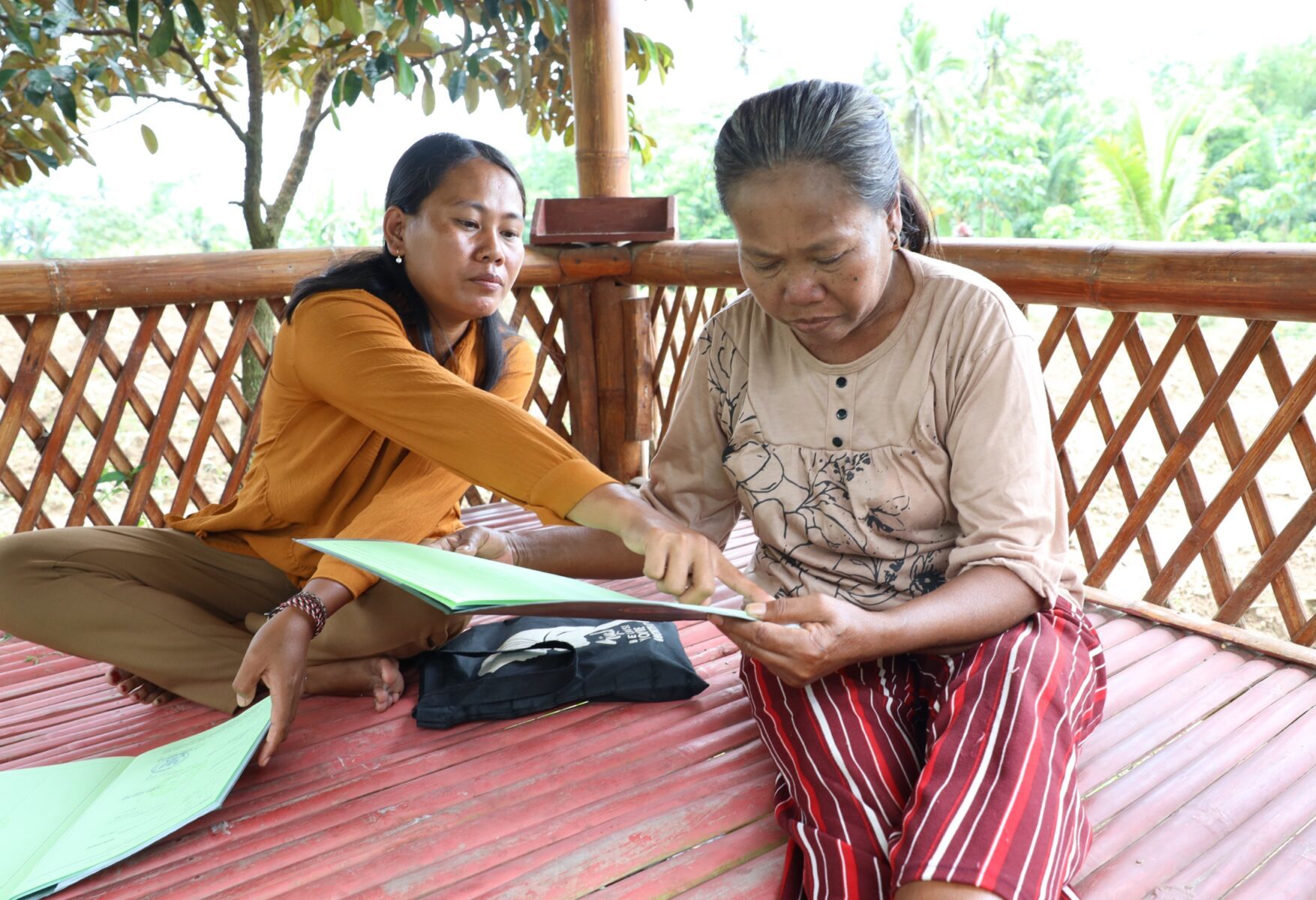etani perempuan Desa Soso memegang sertipikat tanah program Reforma Agraria