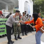 Buruh Demo di Kantor Gubsu Berakhir Damai, Polisi Dikasi Bunga Tanda Terima Kasih
