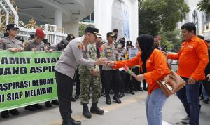 Buruh Demo di Kantor Gubsu Berakhir Damai, Polisi Dikasi Bunga Tanda Terima Kasih