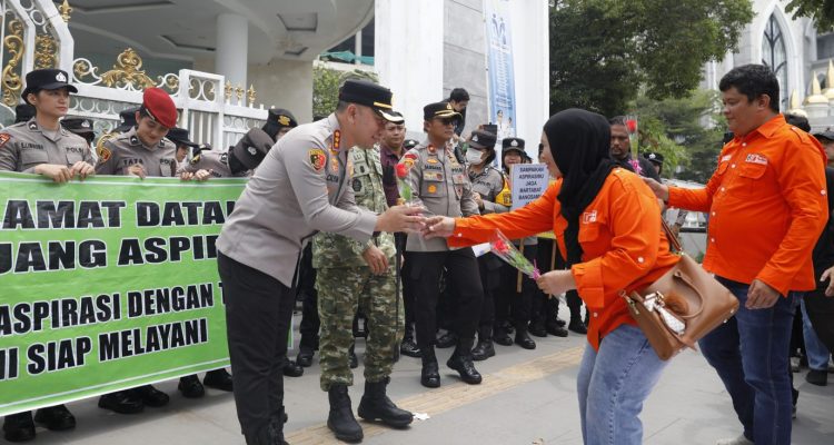 Buruh Demo di Kantor Gubsu Berakhir Damai, Polisi Dikasi Bunga Tanda Terima Kasih