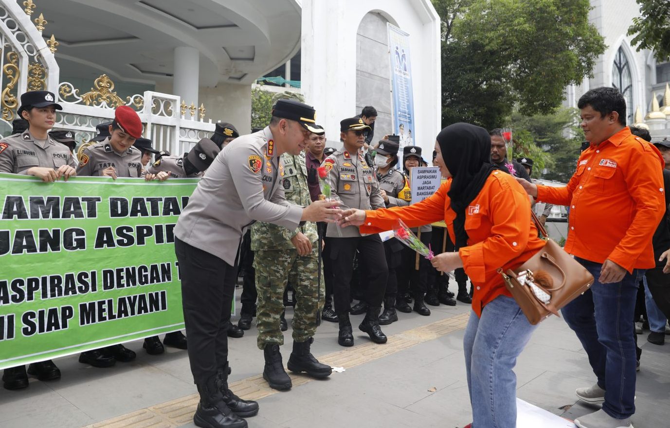 Buruh Demo di Kantor Gubsu Berakhir Damai, Polisi Dikasi Bunga Tanda Terima Kasih