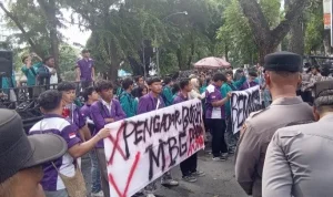 Mahasiswa 'Geruduk' DPRD Sumut, BEM SI Kerakyatan Tegas Tolak Program Makan Bergizi Gratis!