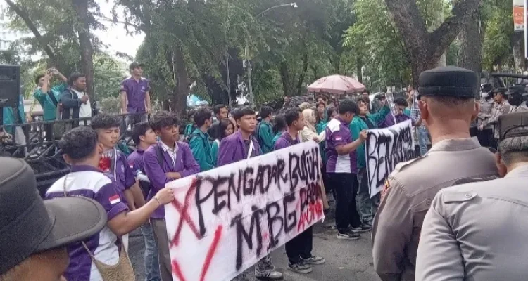 Mahasiswa 'Geruduk' DPRD Sumut, BEM SI Kerakyatan Tegas Tolak Program Makan Bergizi Gratis!