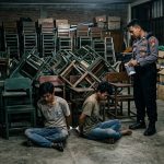 DEMI ISAP SABU! Dua Pemuda Nekat Gasak Ratusan Kursi Sekolah, Berujung Nginap di Sel Polsek Martoba!