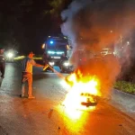 BRAKKK! Laka Tunggal di Kotapinang, Sepeda Motor Gosong Dilalap Sijago Merah, Pengendara Pingsan Terkapar!