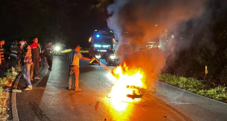 BRAKKK! Laka Tunggal di Kotapinang, Sepeda Motor Gosong Dilalap Sijago Merah, Pengendara Pingsan Terkapar!