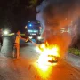 BRAKKK! Laka Tunggal di Kotapinang, Sepeda Motor Gosong Dilalap Sijago Merah, Pengendara Pingsan Terkapar!