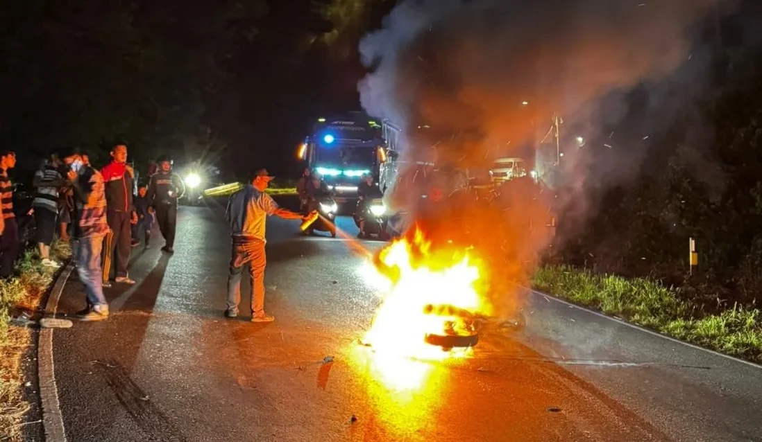 BRAKKK! Laka Tunggal di Kotapinang, Sepeda Motor Gosong Dilalap Sijago Merah, Pengendara Pingsan Terkapar!