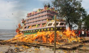 Heboh! Ribuan Warga Padati Pantai Bahari, Ritual Bakar Tongkang Berlangsung Meriah