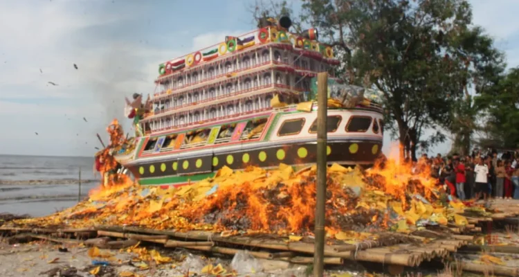Heboh! Ribuan Warga Padati Pantai Bahari, Ritual Bakar Tongkang Berlangsung Meriah