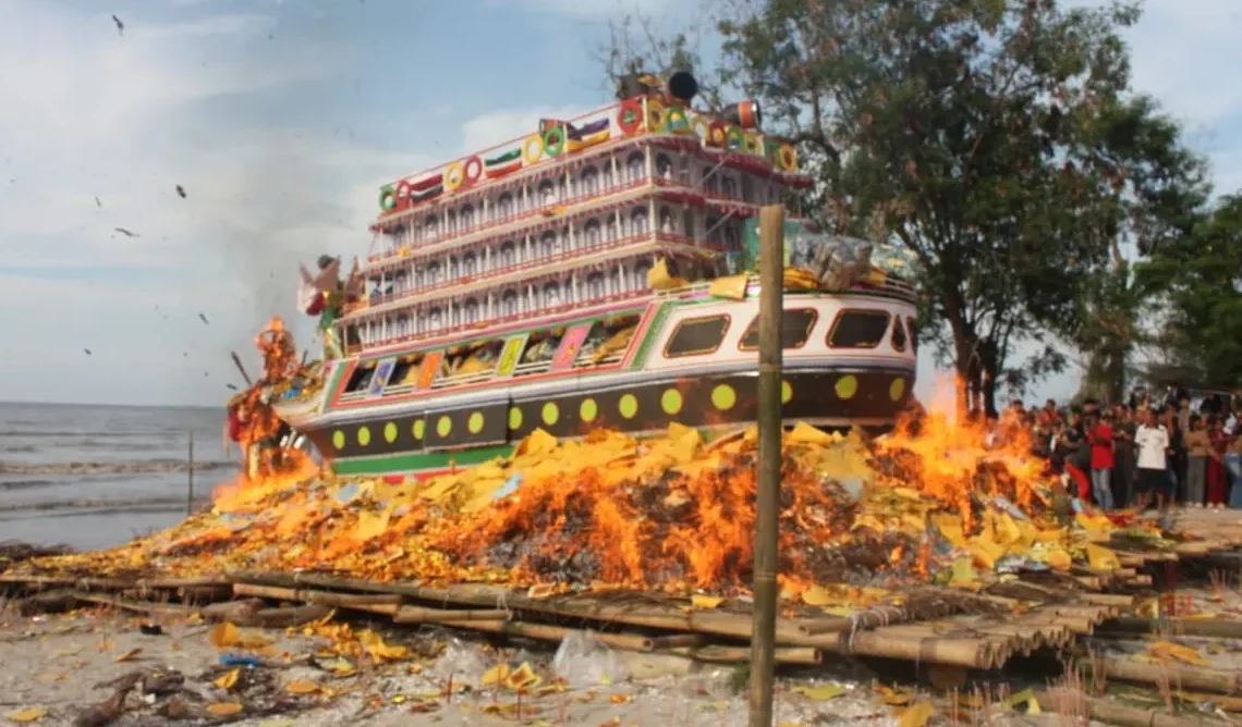 Heboh! Ribuan Warga Padati Pantai Bahari, Ritual Bakar Tongkang Berlangsung Meriah