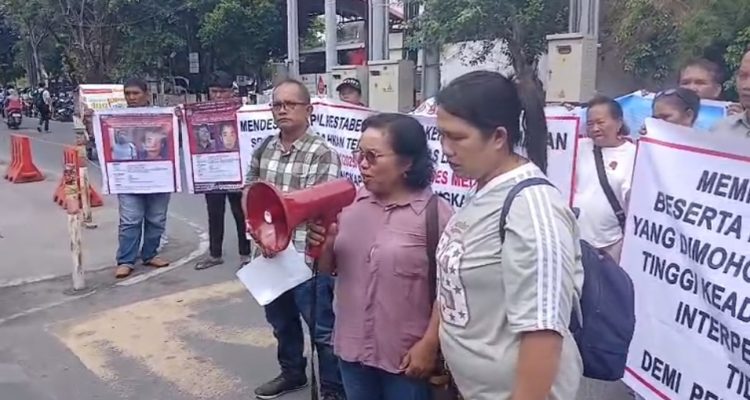 Ibu Korban Penganiayaan Brutal Meraung di Polrestabes Medan, Tuntut Keadilan untuk Sang Anak