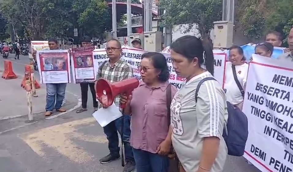 Ibu Korban Penganiayaan Brutal Meraung di Polrestabes Medan, Tuntut Keadilan untuk Sang Anak
