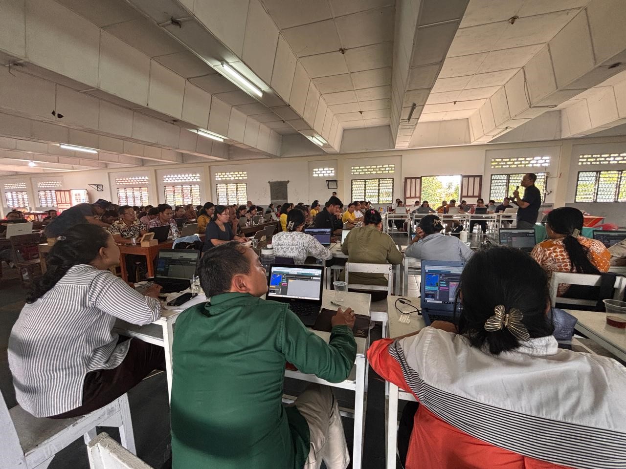 100 guru mengikuti sesi pelatihan Digital Literacy, Computational Thinking, dan AI yang diselenggarakan oleh Benih Foundation bersama Alkademi.
